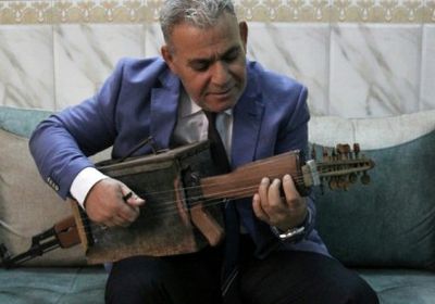 من الحرب إلى الموسيقى.. عراقي خمسيني يحول كلاشينكوف إلى ألة عود