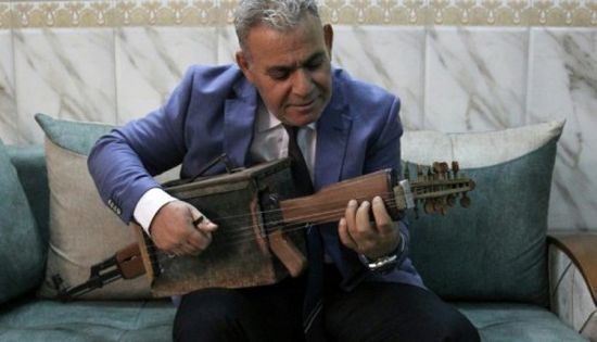 من الحرب إلى الموسيقى.. عراقي خمسيني يحول كلاشينكوف إلى ألة عود