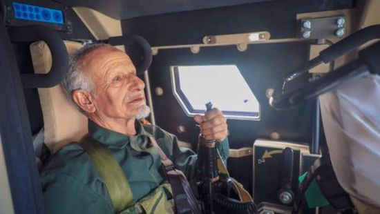 "بن فريد" يشيد بتواجد الشيخ "عبد الرب النقيب" في أرض المعارك