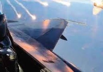 طيران حربي يطلق قنابل مضيئة في سماء عدن