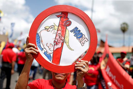 (صور).. وقفة لمؤيدي مادورو في الشوارع للتنديد بالعقوبات الأمريكية