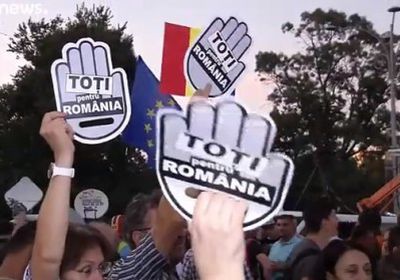 "لصوص وأستقيلوا".. هتافات الآف المتظاهرين ببوخارست للمطالبة باستقالة الحكومة