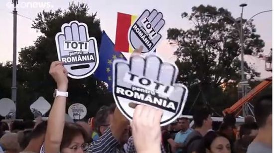 "لصوص وأستقيلوا".. هتافات الآف المتظاهرين ببوخارست للمطالبة باستقالة الحكومة