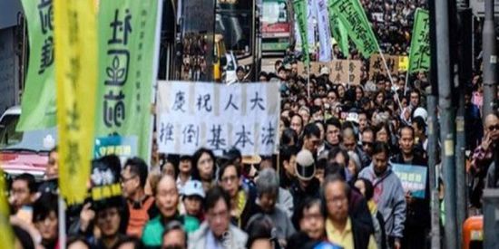 مسيرة احتجاجية مناهضة للحكومة بمشاركة الآلاف في هونج كونج