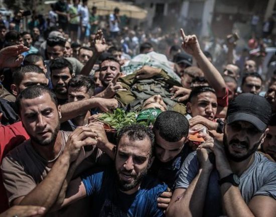 وسط صيحات الغضب والاستنكار.. تشييع جثمان فلسطيني قتل برصاص الاحتلال