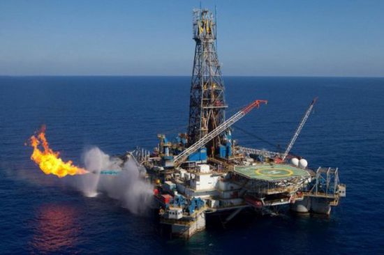 وزير الدفاع التركي: لن نصمت على قيام أحد بالتنقيب واستخراج البترول بقبرص
