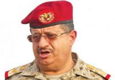 بن فريد يسخر من وزير الدفاع اليمني ويصفه بـ"النائم"