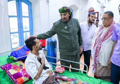 الرئيس الزُبيدي يتفقد الجرحى الجنوبيين بمستشفى باصهيب  