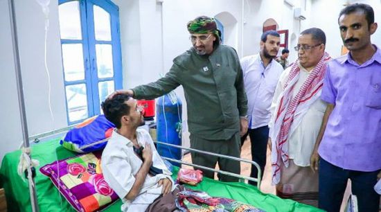 الرئيس الزُبيدي يتفقد الجرحى الجنوبيين بمستشفى باصهيب  