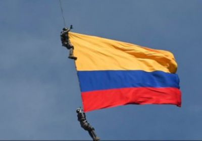 لحظة سقوط عسكريين كولومبيين من مروحية أثناء عرض جوي ووفاتهما