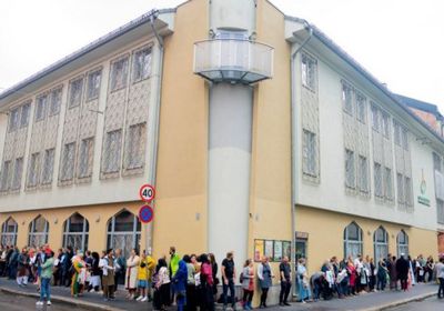 المشتبه به في إطلاق نار على مصليين بالمسجد في النرويج يرفض الاعتراف بالجريمة