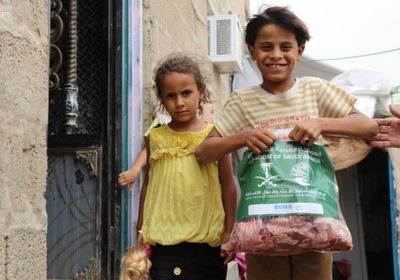 "سلمان للإغاثة" يسلم كسوة العيد ولحوم الأضاحي للأيتام في اليمن (صور)