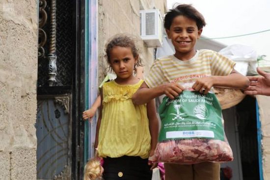 "سلمان للإغاثة" يسلم كسوة العيد ولحوم الأضاحي للأيتام في اليمن (صور)