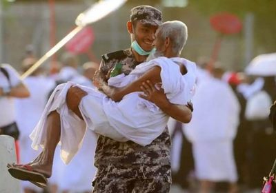 صورة رجل أمن سعودي يحمل مسنًا تجوب منصات الإعلام الدولية