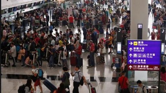 إعادة فتح مطار هونج كونج بعد إغلاقه بسبب الاحتجاجات