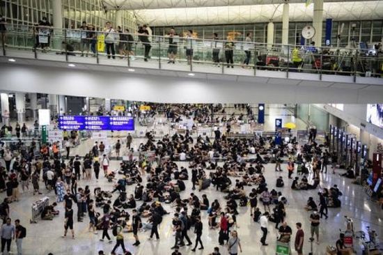 الصين تعيد فتح مطار " هونغ كونغ " وسط تحذيرات من الاحتجاجات