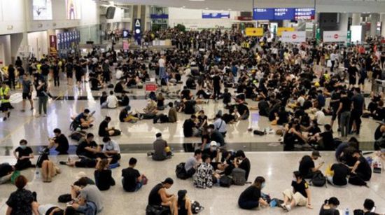 بعد سيطرة المتظاهرين على صالاته.. إلغاء جميع الرحلات بمطار " هونغ كونغ " الصيني