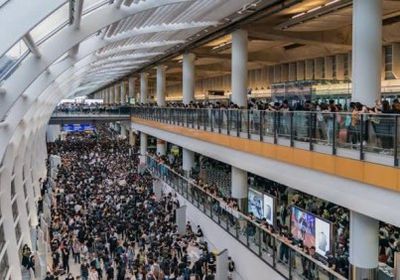 مطار "هونغ كونغ" يوقف إجراءات تسجيل المسافرين