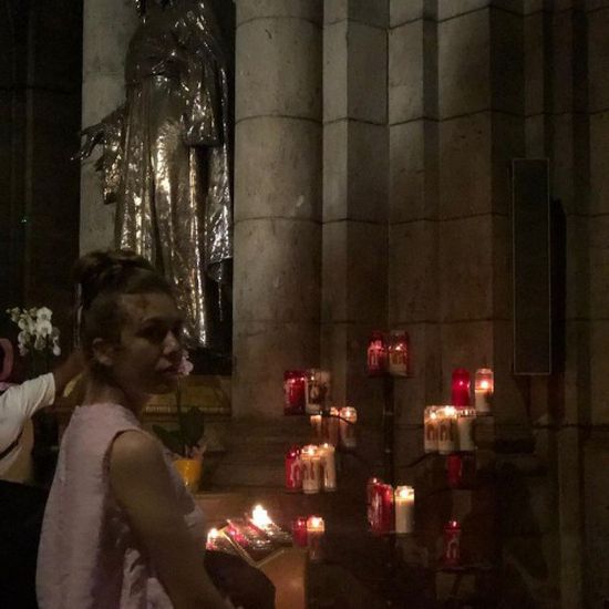 رحمة حسن تنشر صورها من داخل كنيسة "القلب المقدس" بفرنسا