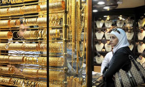 سياسة اللجوء لملاذ آمن يرفع سعر الذهب بمصر لـ717 جنيه في الجرام