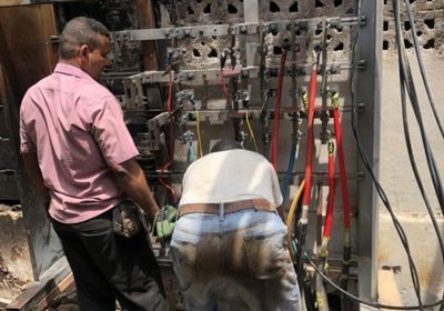 فرق الكهرباء تواصل إصلاح الأعطال بمديريات عدن