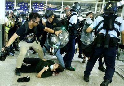 اشتباكات عنيفة بين الشرطة ومتظاهرين في مطار هونغ كونغ