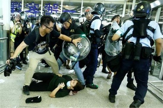 اشتباكات عنيفة بين الشرطة ومتظاهرين في مطار هونغ كونغ