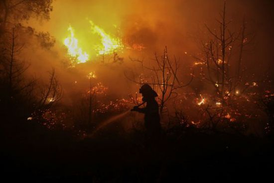 بالصور.. حريق ضخم بغابات جزيرة إيفيا اليونانية.. و120 رجل إطفاء يسيطرون