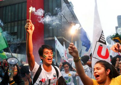 (صور).. تظاهر آلاف الطلاب بالبرازيل تنديدًا بخفض الميزانية المخصصة للجامعات