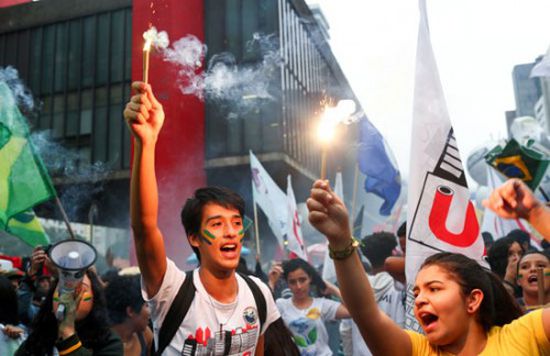 (صور).. تظاهر آلاف الطلاب بالبرازيل تنديدًا بخفض الميزانية المخصصة للجامعات