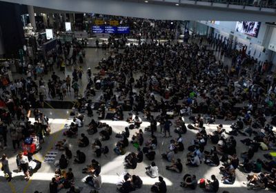 بعد استئناف رحلاته.. أحداث " شبه إرهابية " بمطار هونغ كونغ