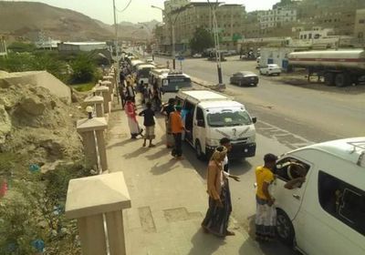 بالصور.. أكثر من 70 حافلة تنقل أبناء وادي حضرموت إلى العاصمة عدن