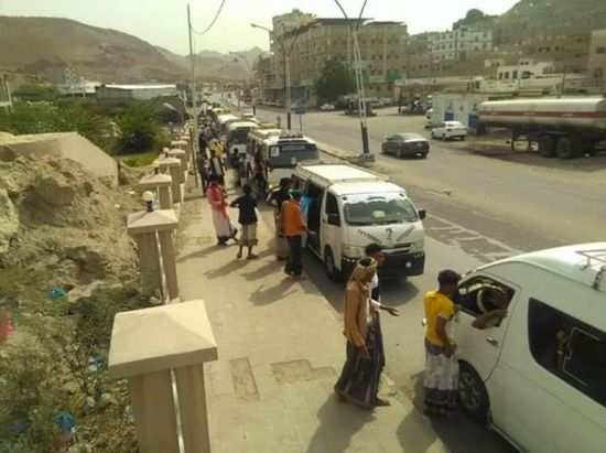 بالصور.. أكثر من 70 حافلة تنقل أبناء وادي حضرموت إلى العاصمة عدن