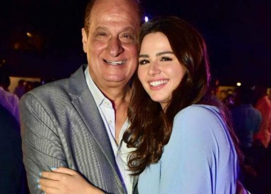 هاني مهنا يمازح نجلته هنادي على الهواء بهذا الشكل (فيديو)