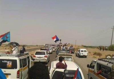 حشود جماهيرية تتوجه من يافع باتجاه العاصمة عدن (صورة)