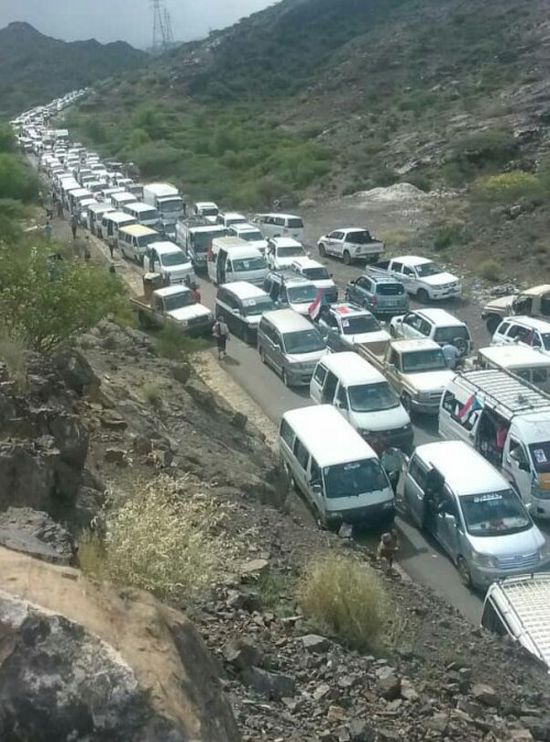 موكب هائل من الحافلات لنقل المواطنين من الضالع إلى عدن (صورة)