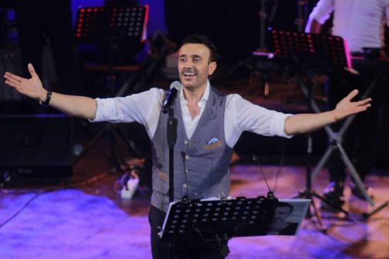 بالفيديو.. صابر الرباعي يتحدى الأمطار في مهرجان طبرقة بتونس