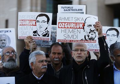 بتنامي ظاهرة غلق وسائل إعلامية.. هكذا يعدم أردوغان حرية الصحافة بتركيا