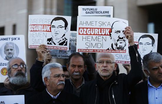 بتنامي ظاهرة غلق وسائل إعلامية.. هكذا يعدم أردوغان حرية الصحافة بتركيا