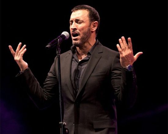 بالفيديو.. معجبة تتسبب في رعب كاظم الساهر بحفله الأخير