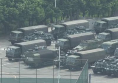 هونغ كونغ "تشتعل" وتعزيزات عسكرية صينية.. وترامب يتدخل.. (فيديو)