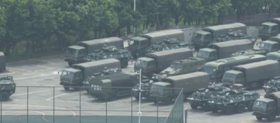 هونغ كونغ "تشتعل" وتعزيزات عسكرية صينية.. وترامب يتدخل.. (فيديو)