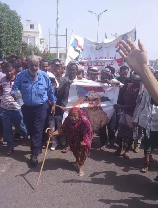 أول فيديو للمرأة المُسنة التي هزت قلوب المشاركين في مليونية النصر