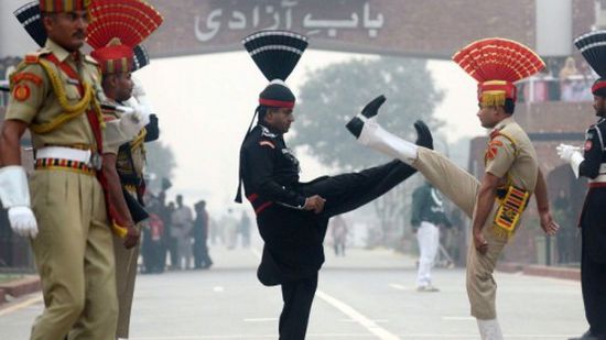 تزامنًا مع احتفالات الهند بالاستقلال.. "يوم حزن" في باكستان 