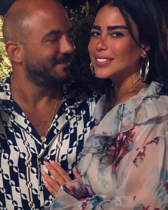 محمود العسيلي ينشر صورته مع خطيبته من باريس