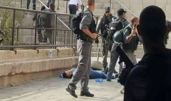 الشرطة الإسرائيلية تطلق النار على شاب فلسطيني وتغلق أبواب الأقصى