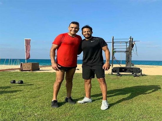 محمد حماقي يخوض تحدى ضربات الجزاء بصحبة الحضري (فيديو)