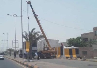 فرق الانتقالي ترفع الخرسانات من أمام منزل الميسري لإعادة فتح الطريق (صور)