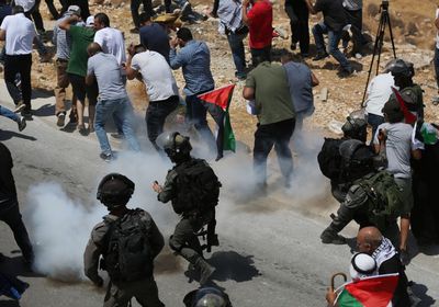 حالات اختناق في مسيرة سلمية شرق رام الله بفلسطين.. (صور وفيديو)