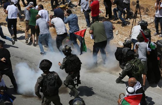 حالات اختناق في مسيرة سلمية شرق رام الله بفلسطين.. (صور وفيديو)